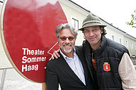 Adi Hirschal (li.) übergibt die künstlerische Verantwortung für den Theatersommer Haag an Gregor Bloéb